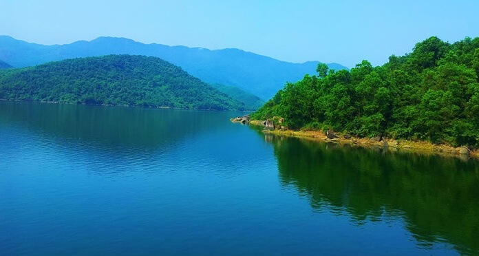 Hồ Hoà Trung non xanh nước biếc